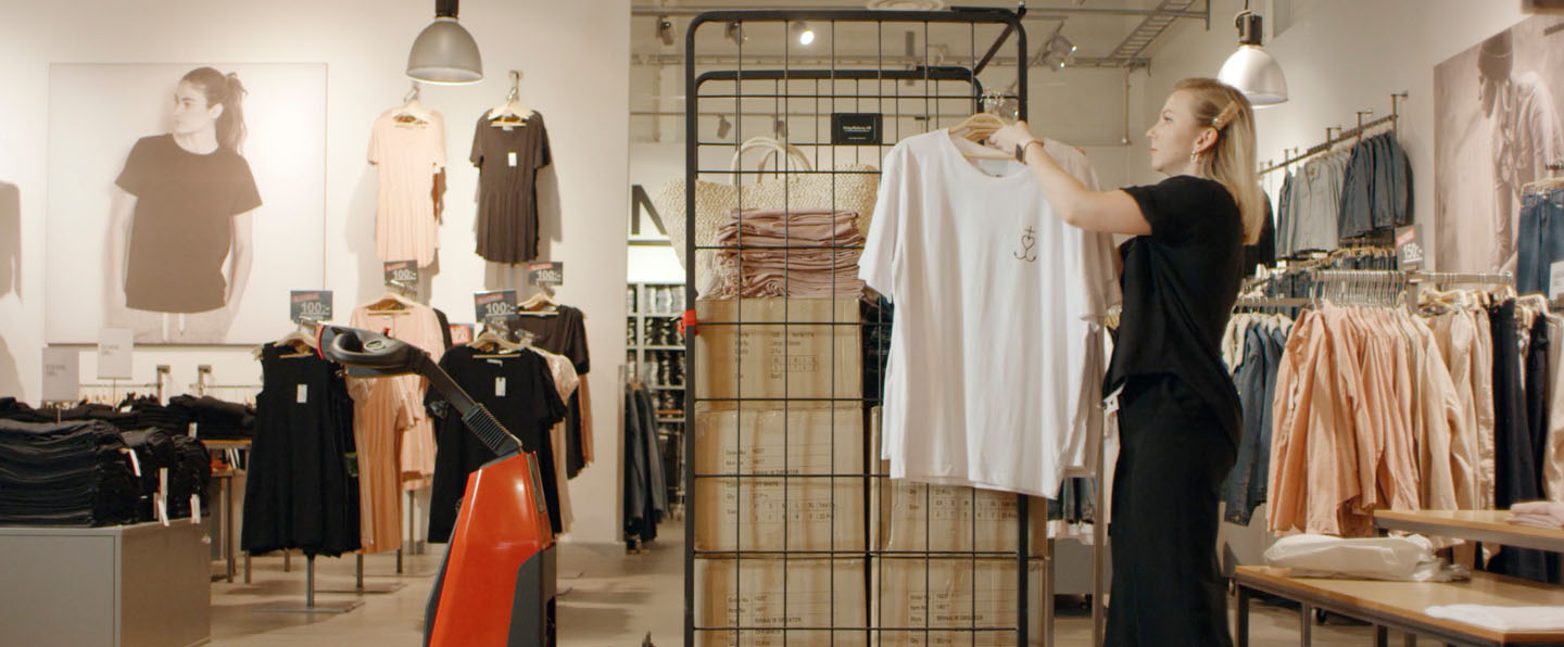 Toyota trækker til gående fører til håndtering af varer i butik